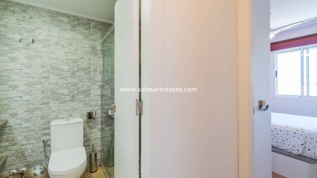 2 slaapkamer Rijtjeshuis te koop in Torrevieja met zwembad - € 209.900 (Ref: 9736134)