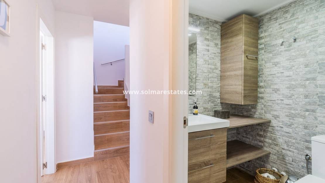 2 slaapkamer Rijtjeshuis te koop in Torrevieja met zwembad - € 209.900 (Ref: 9736134)