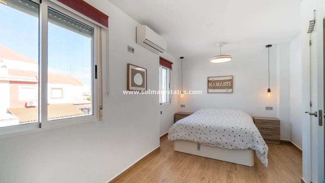 2 slaapkamer Rijtjeshuis te koop in Torrevieja met zwembad - € 209.900 (Ref: 9736134)