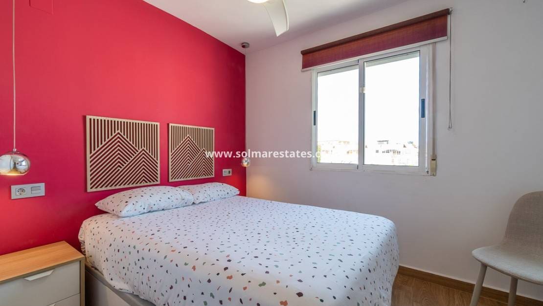2 slaapkamer Rijtjeshuis te koop in Torrevieja met zwembad - € 209.900 (Ref: 9736134)