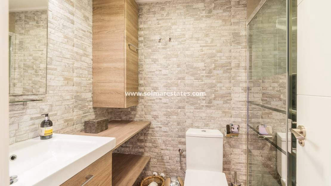 2 slaapkamer Rijtjeshuis te koop in Torrevieja met zwembad - € 209.900 (Ref: 9736134)