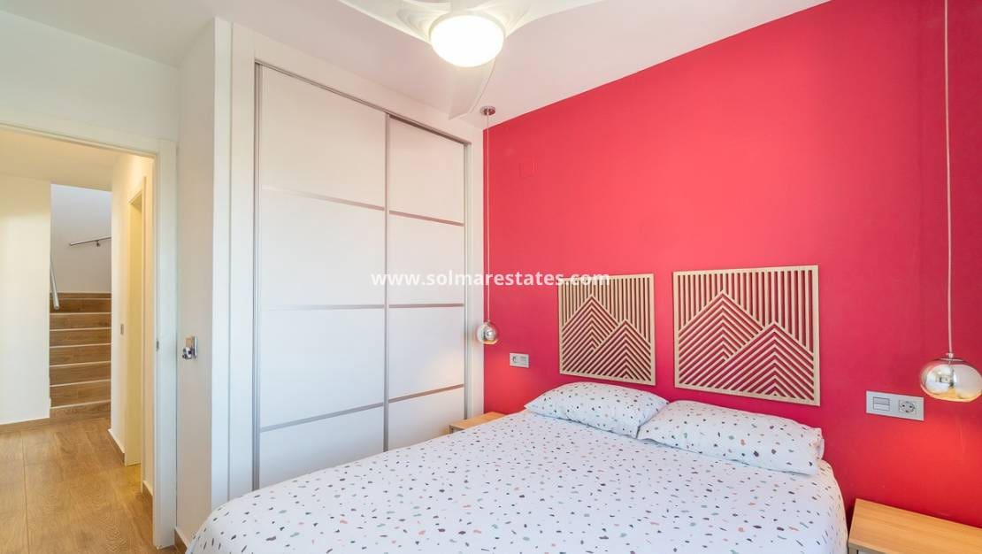 2 slaapkamer Rijtjeshuis te koop in Torrevieja met zwembad - € 209.900 (Ref: 9736134)