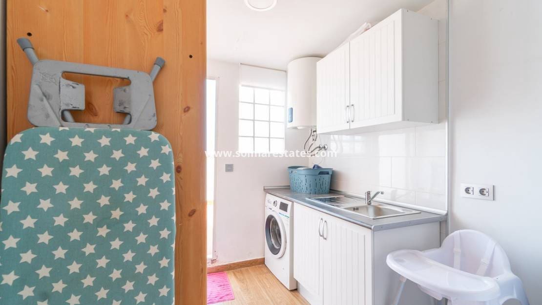 2 slaapkamer Rijtjeshuis te koop in Torrevieja met zwembad - € 209.900 (Ref: 9736134)