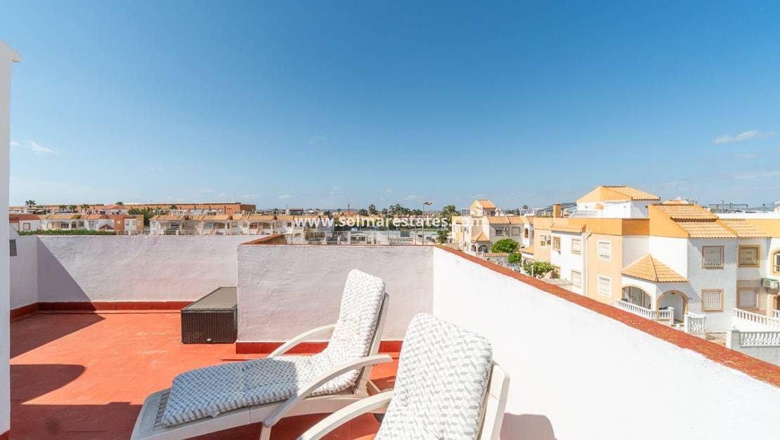 2 slaapkamer Rijtjeshuis te koop in Torrevieja met zwembad - € 209.900 (Ref: 9736134)