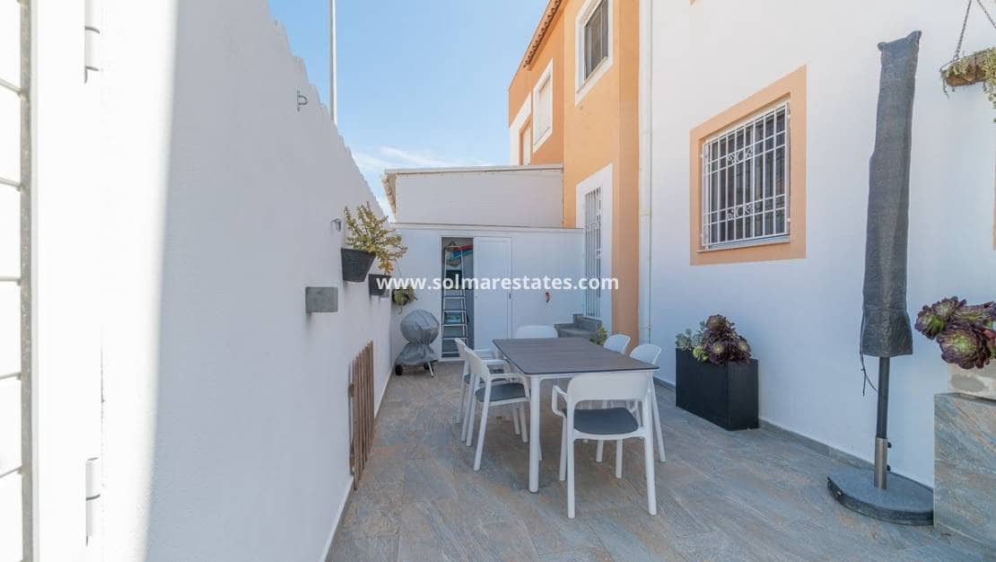 2 slaapkamer Rijtjeshuis te koop in Torrevieja met zwembad - € 209.900 (Ref: 9736134)