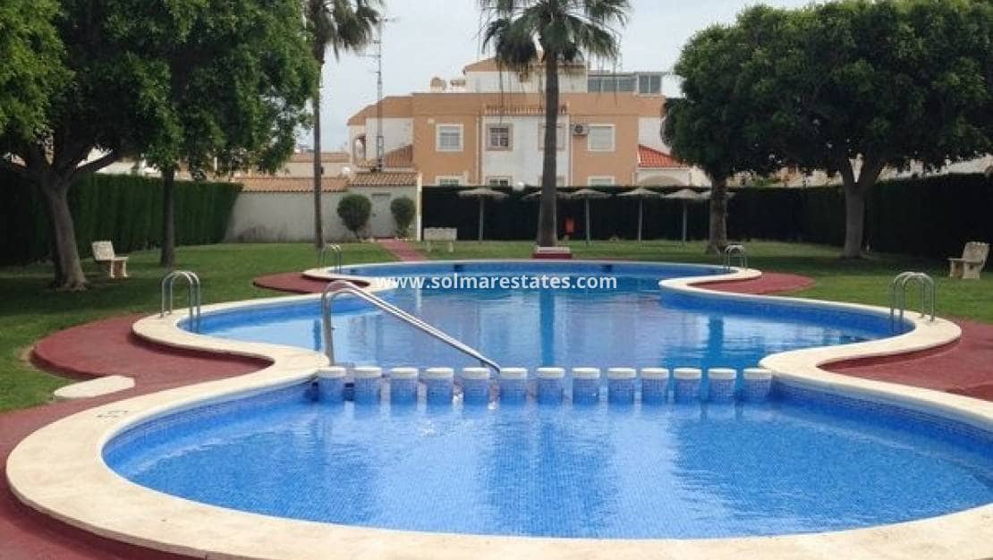2 slaapkamer Rijtjeshuis te koop in Torrevieja met zwembad - € 209.900 (Ref: 9736134)