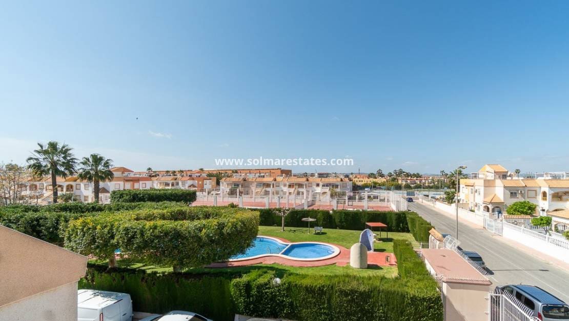 2 slaapkamer Rijtjeshuis te koop in Torrevieja met zwembad - € 209.900 (Ref: 9736134)