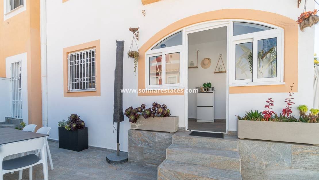 2 slaapkamer Rijtjeshuis te koop in Torrevieja met zwembad - € 209.900 (Ref: 9736134)