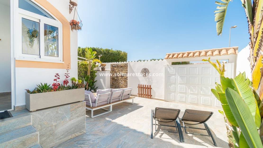 2 slaapkamer Rijtjeshuis te koop in Torrevieja met zwembad - € 209.900 (Ref: 9736134)