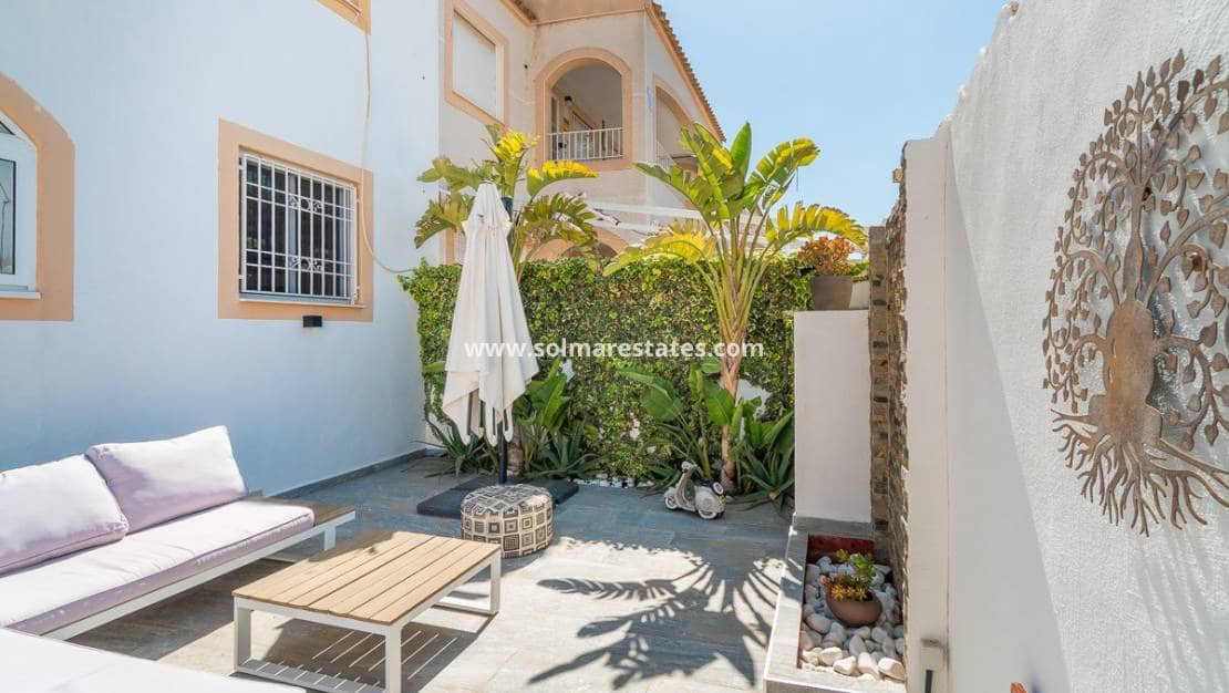 2 slaapkamer Rijtjeshuis te koop in Torrevieja met zwembad - € 209.900 (Ref: 9736134)