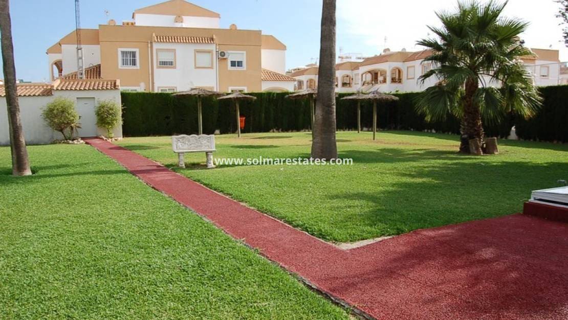 2 slaapkamer Rijtjeshuis te koop in Torrevieja met zwembad - € 209.900 (Ref: 9736134)