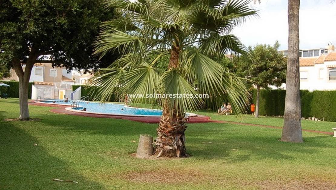 2 slaapkamer Rijtjeshuis te koop in Torrevieja met zwembad - € 209.900 (Ref: 9736134)