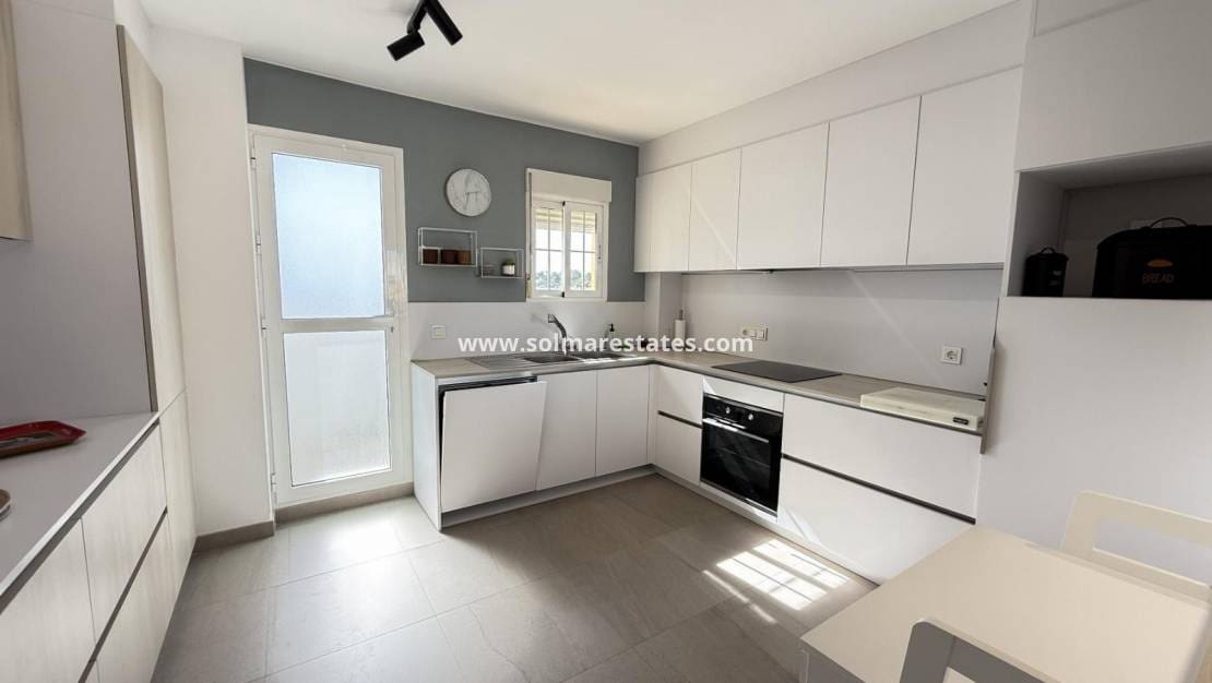 3 soveværelse Lejlighed til salg i Cabo Roig med swimmingpool - € 269.000 (Ref: 9748218)