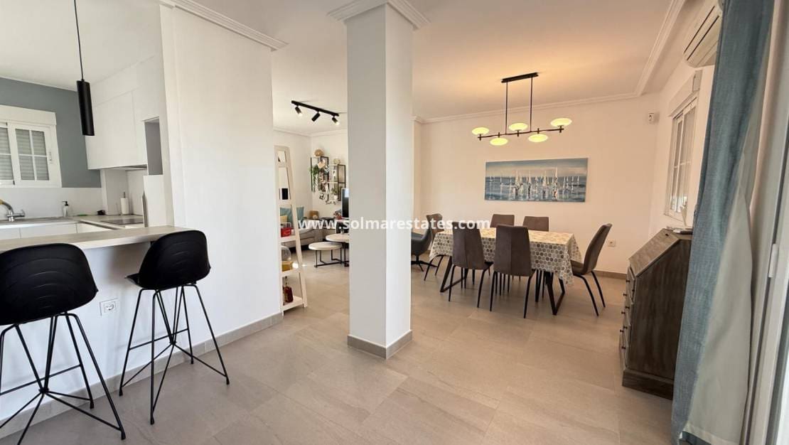 3 soveværelse Lejlighed til salg i Cabo Roig med swimmingpool - € 269.000 (Ref: 9748218)