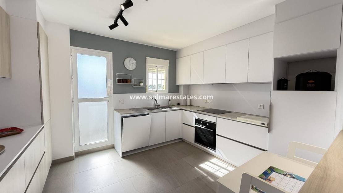 3 soveværelse Lejlighed til salg i Cabo Roig med swimmingpool - € 269.000 (Ref: 9748218)