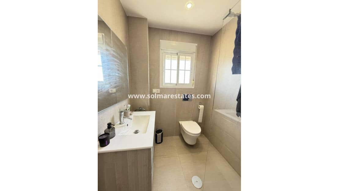 3 soveværelse Lejlighed til salg i Cabo Roig med swimmingpool - € 269.000 (Ref: 9748218)