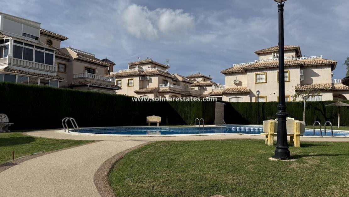 3 soveværelse Lejlighed til salg i Cabo Roig med swimmingpool - € 269.000 (Ref: 9748218)