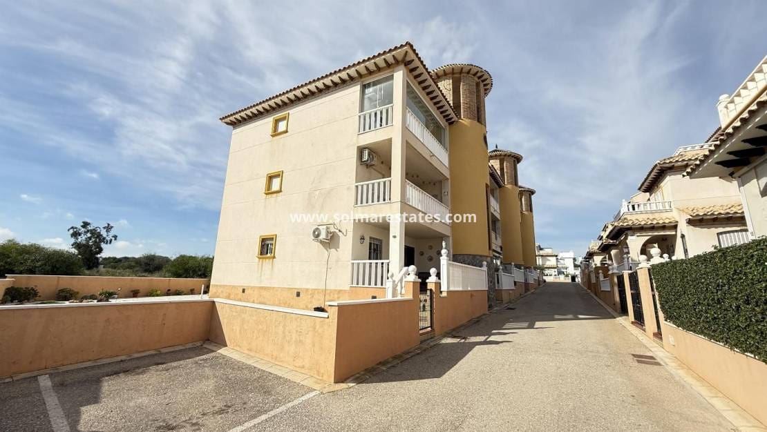 3 soveværelse Lejlighed til salg i Cabo Roig med swimmingpool - € 269.000 (Ref: 9748218)