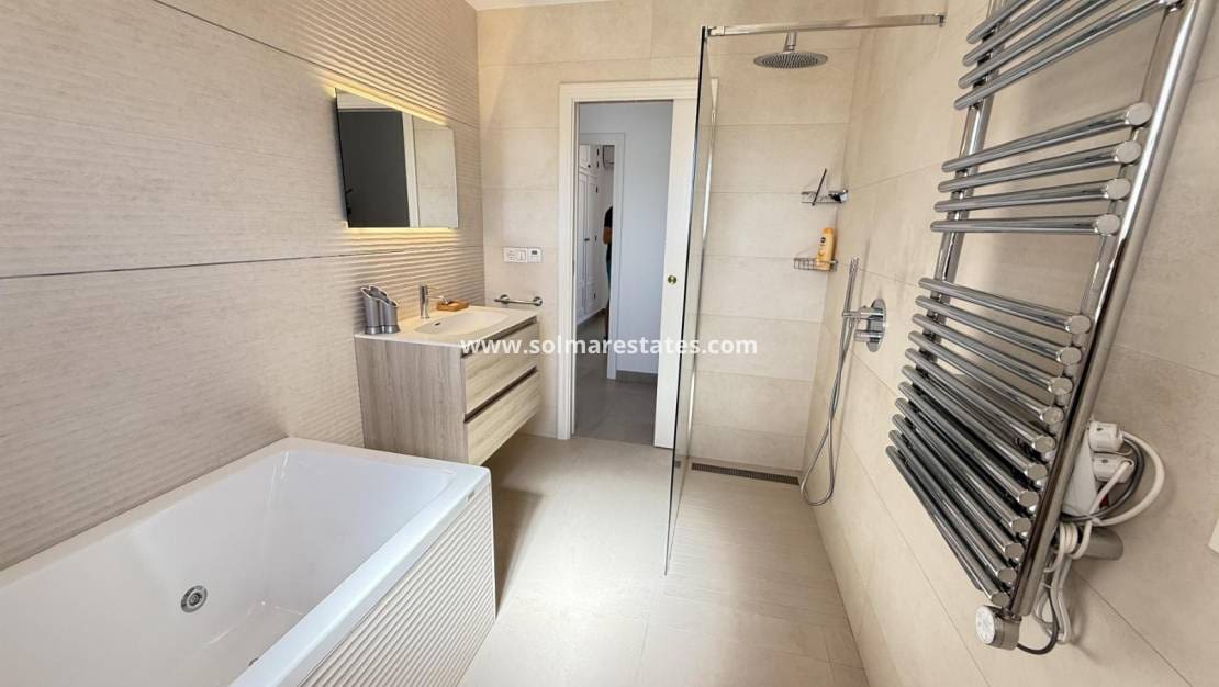 3 soveværelse Lejlighed til salg i Cabo Roig med swimmingpool - € 269.000 (Ref: 9748218)