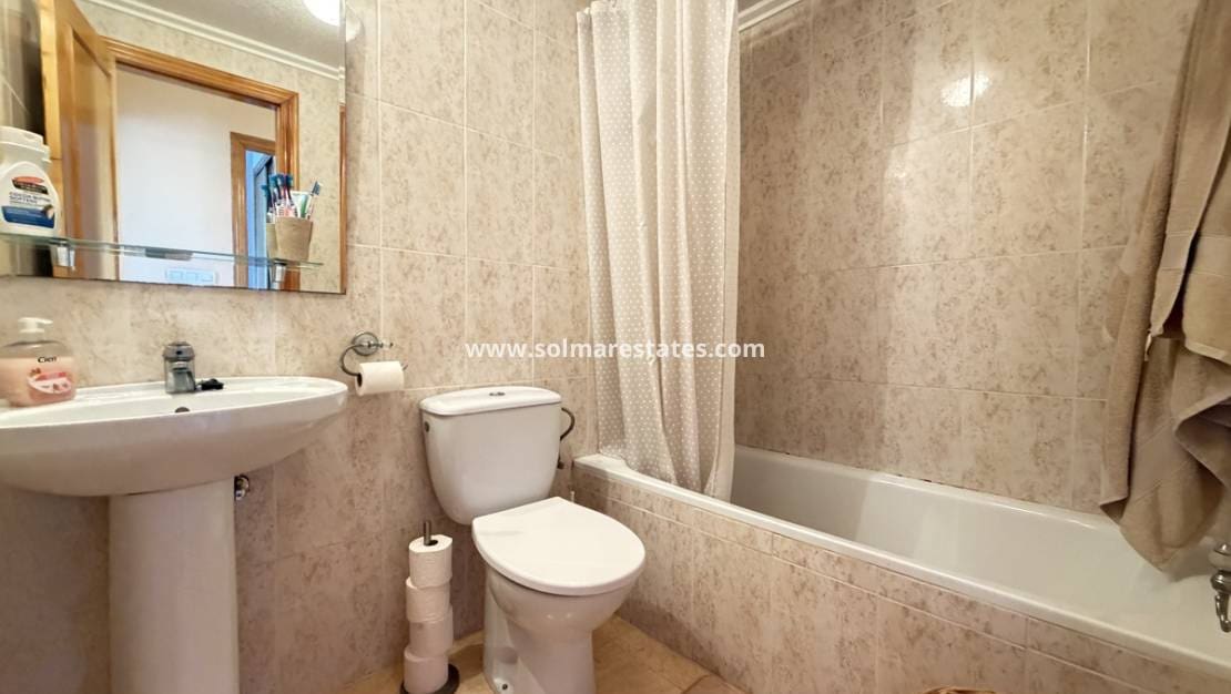 Apartamento de 2 habitaciones en Villamartin en venta con piscina - 139.995 € (Ref: 9748379)