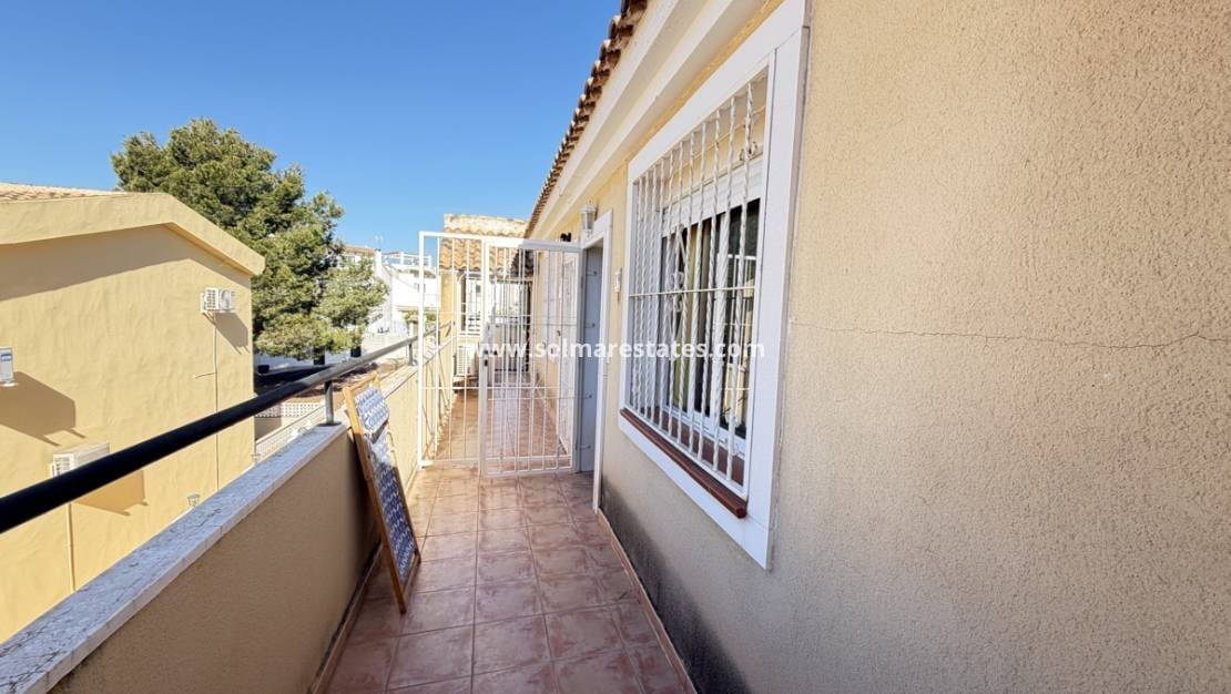 Apartamento de 2 habitaciones en Villamartin en venta con piscina - 139.995 € (Ref: 9748379)