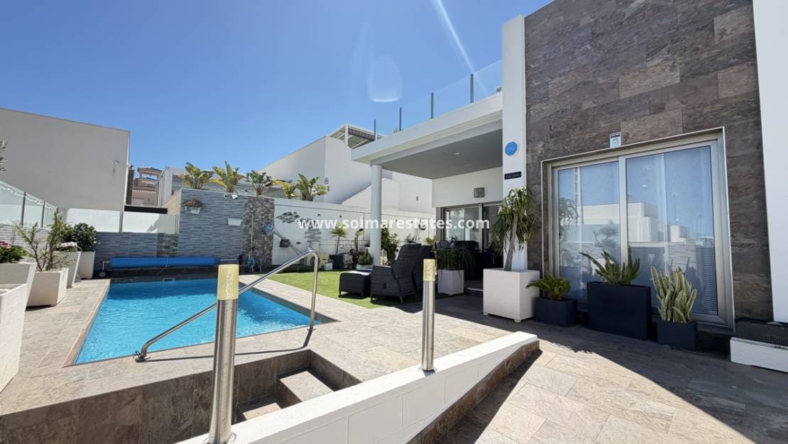 Chalet de 3 habitaciones en Villamartin en venta con piscina - 460.000 € (Ref: 9748380)