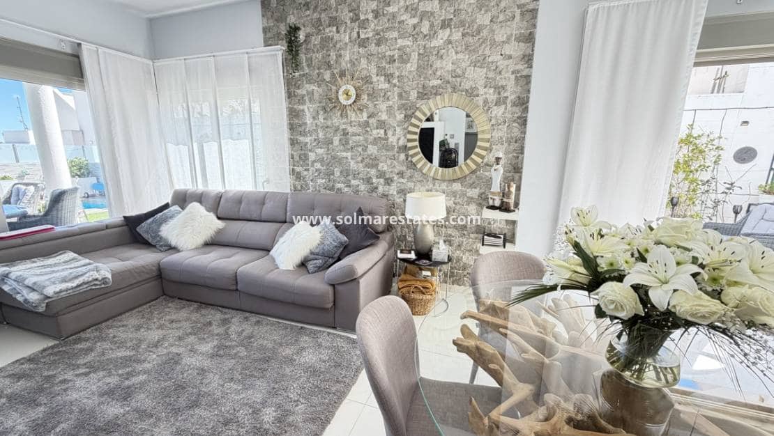 Chalet de 3 habitaciones en Villamartin en venta con piscina - 460.000 € (Ref: 9748380)