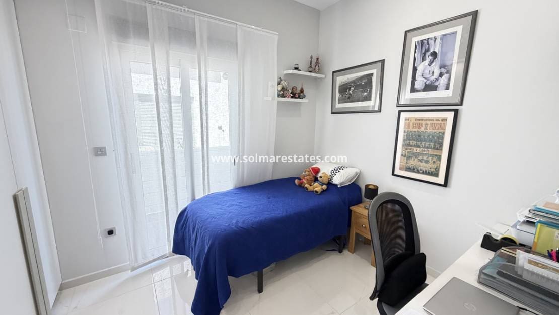 Chalet de 3 habitaciones en Villamartin en venta con piscina - 460.000 € (Ref: 9748380)