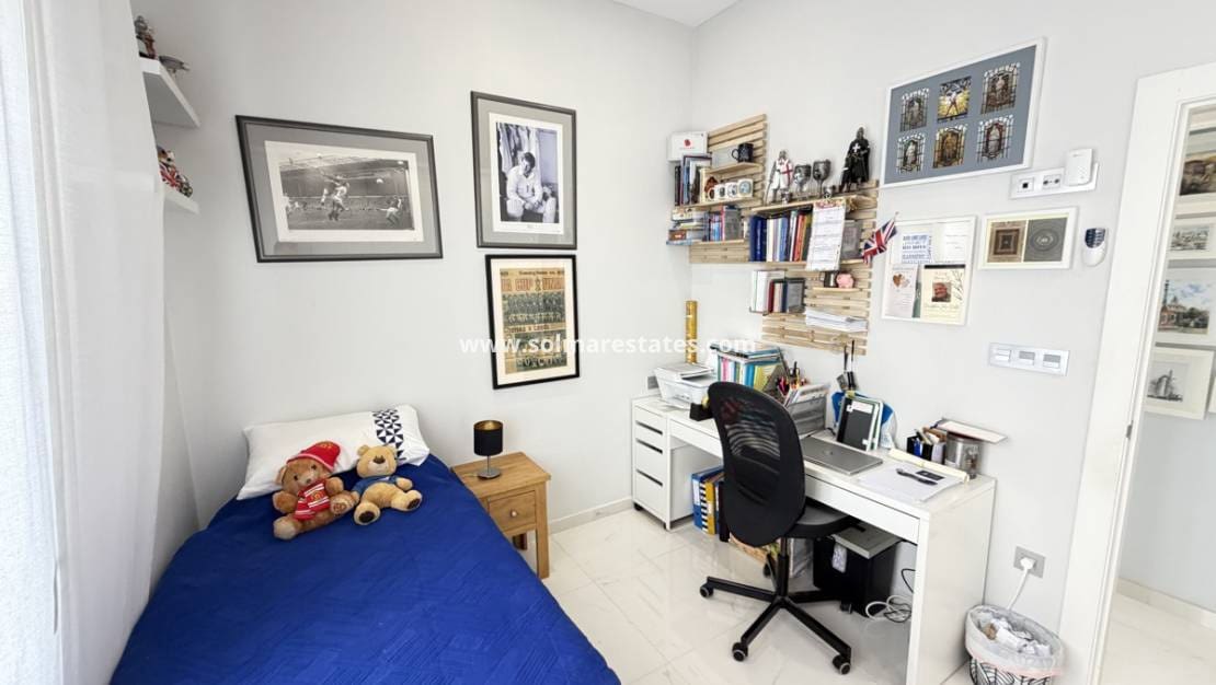 Chalet de 3 habitaciones en Villamartin en venta con piscina - 460.000 € (Ref: 9748380)