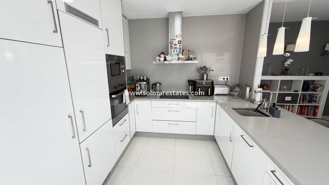 Chalet de 3 habitaciones en Villamartin en venta con piscina - 460.000 € (Ref: 9748380)