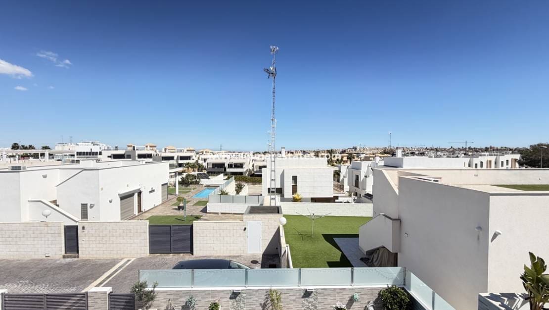 Chalet de 3 habitaciones en Villamartin en venta con piscina - 460.000 € (Ref: 9748380)