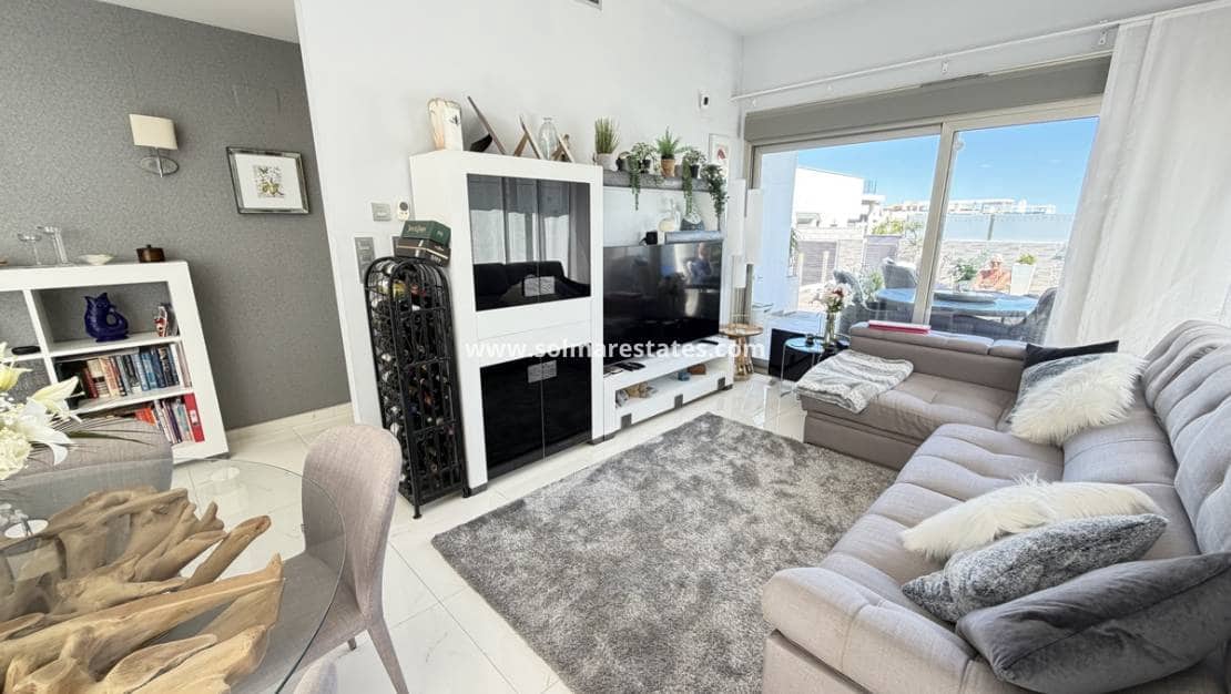 Chalet de 3 habitaciones en Villamartin en venta con piscina - 460.000 € (Ref: 9748380)