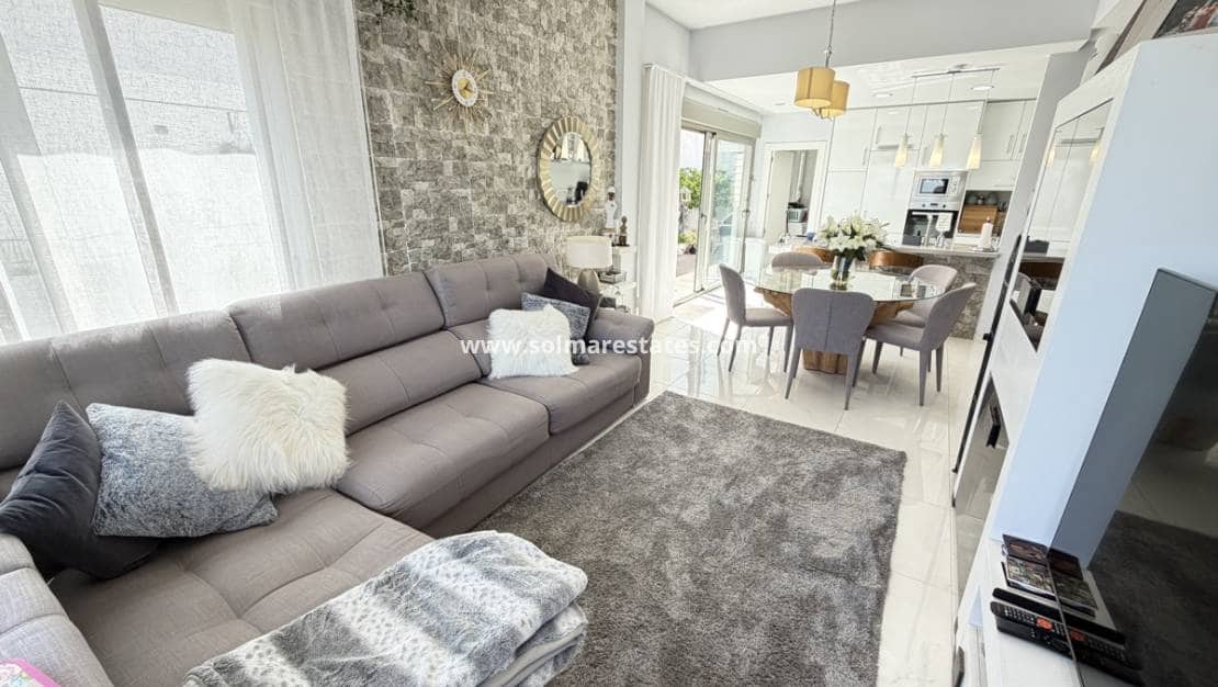 Chalet de 3 habitaciones en Villamartin en venta con piscina - 460.000 € (Ref: 9748380)