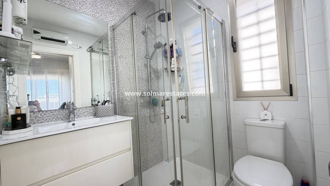 Chalet de 3 habitaciones en Villamartin en venta con piscina - 460.000 € (Ref: 9748380)