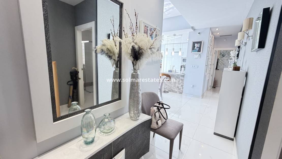 Chalet de 3 habitaciones en Villamartin en venta con piscina - 460.000 € (Ref: 9748380)