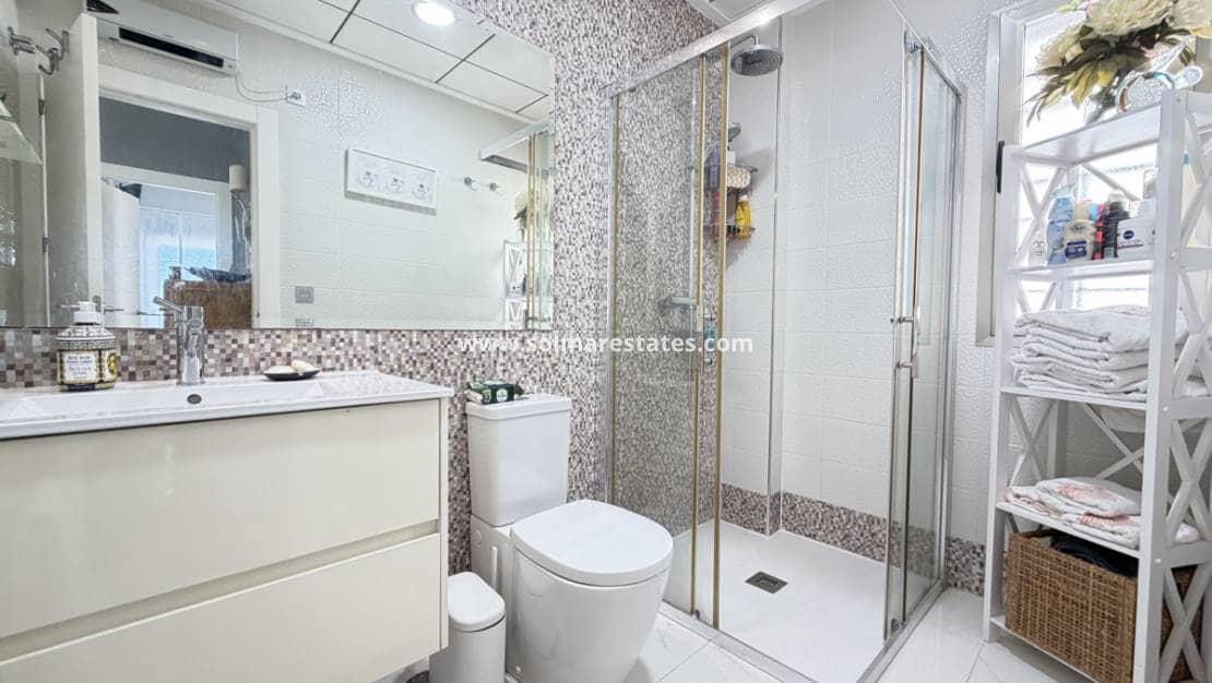 Chalet de 3 habitaciones en Villamartin en venta con piscina - 460.000 € (Ref: 9748380)