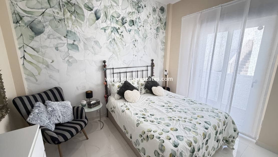 Chalet de 3 habitaciones en Villamartin en venta con piscina - 460.000 € (Ref: 9748380)