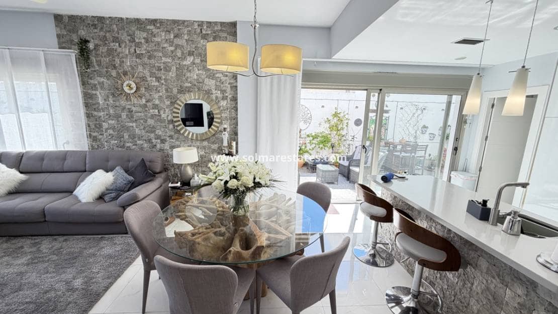 Chalet de 3 habitaciones en Villamartin en venta con piscina - 460.000 € (Ref: 9748380)