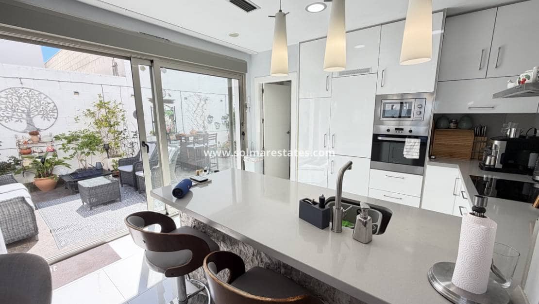 Chalet de 3 habitaciones en Villamartin en venta con piscina - 460.000 € (Ref: 9748380)