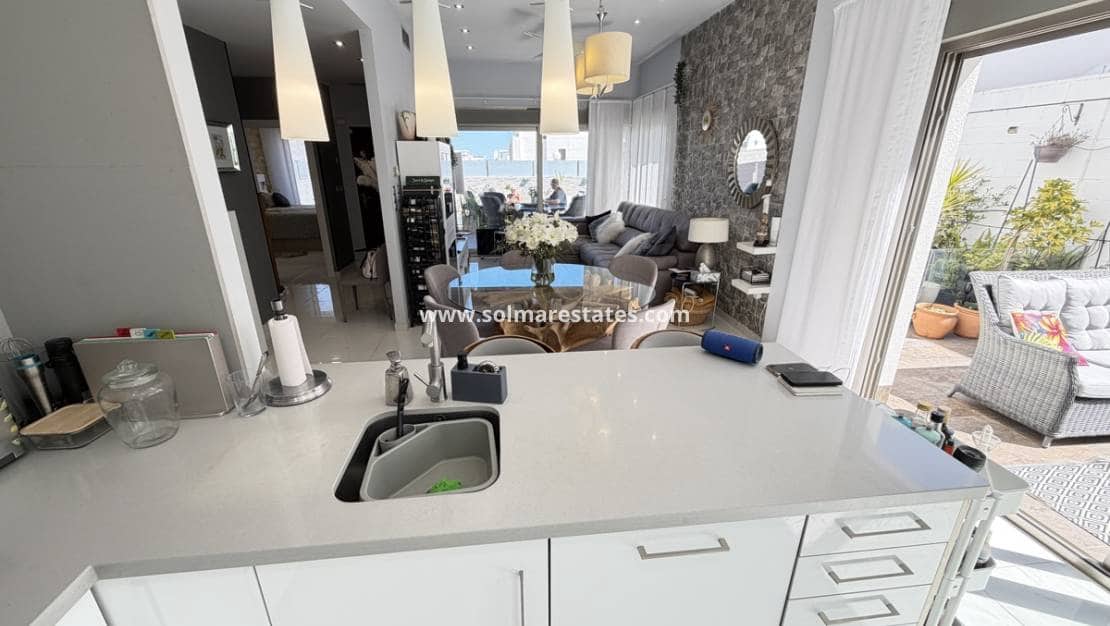 Chalet de 3 habitaciones en Villamartin en venta con piscina - 460.000 € (Ref: 9748380)