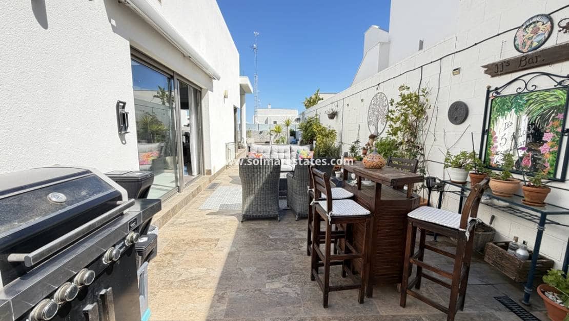 Chalet de 3 habitaciones en Villamartin en venta con piscina - 460.000 € (Ref: 9748380)