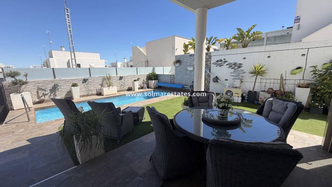 Chalet de 3 habitaciones en Villamartin en venta con piscina - 460.000 € (Ref: 9748380)