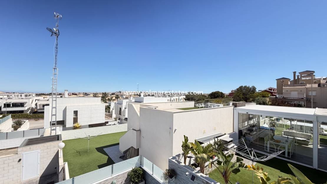 Chalet de 3 habitaciones en Villamartin en venta con piscina - 460.000 € (Ref: 9748380)