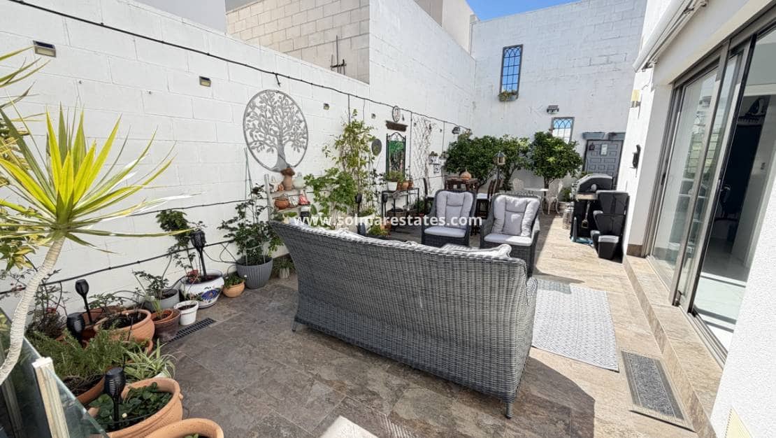 Chalet de 3 habitaciones en Villamartin en venta con piscina - 460.000 € (Ref: 9748380)