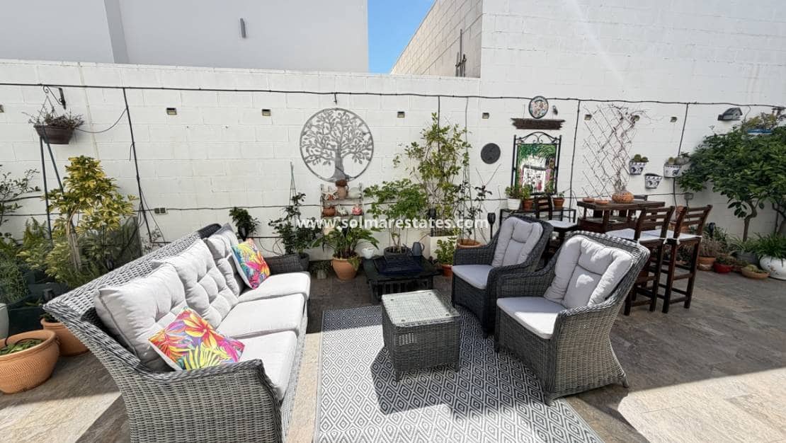 Chalet de 3 habitaciones en Villamartin en venta con piscina - 460.000 € (Ref: 9748380)