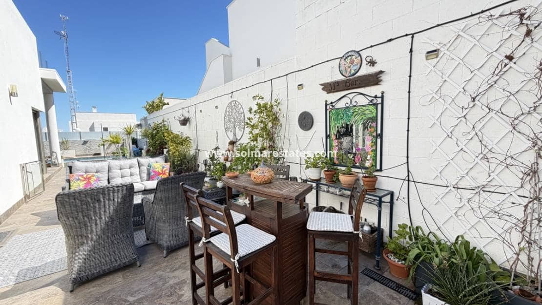 Chalet de 3 habitaciones en Villamartin en venta con piscina - 460.000 € (Ref: 9748380)