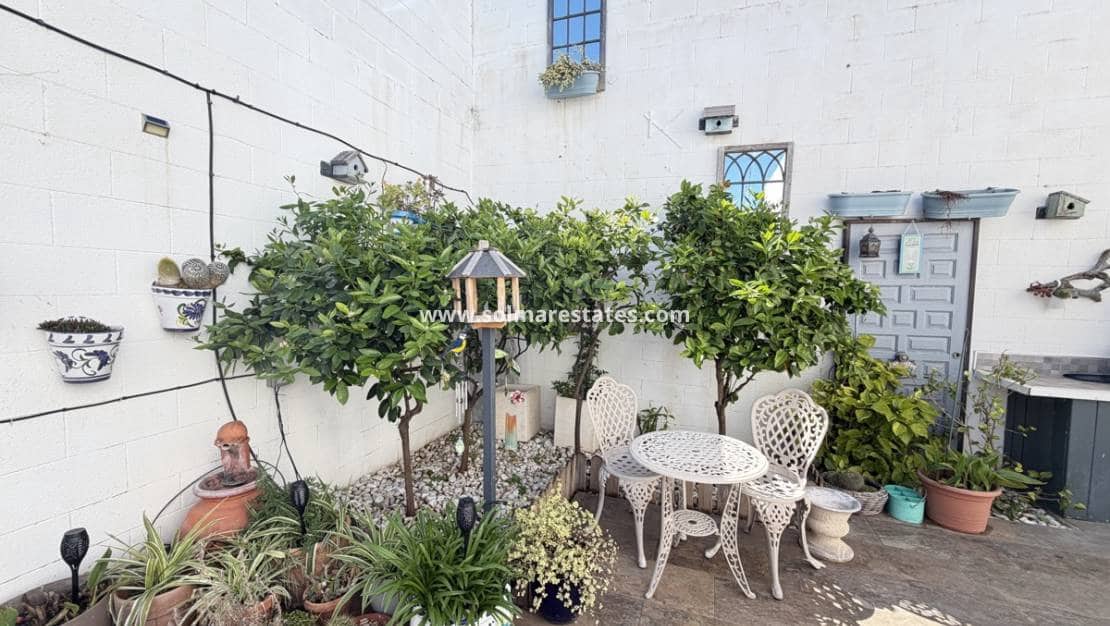 Chalet de 3 habitaciones en Villamartin en venta con piscina - 460.000 € (Ref: 9748380)