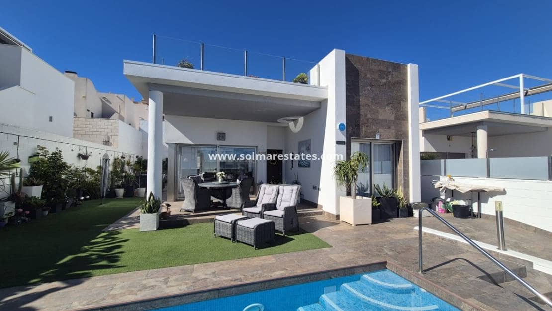 Chalet de 3 habitaciones en Villamartin en venta con piscina - 460.000 € (Ref: 9748380)