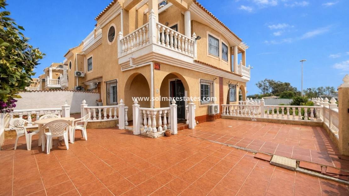 Casa de 3 habitaciones en Cabo Roig en venta con piscina - 220.000 € (Ref: 9769076)