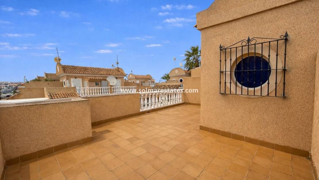 Casa de 3 habitaciones en Cabo Roig en venta con piscina - 220.000 € (Ref: 9769076)